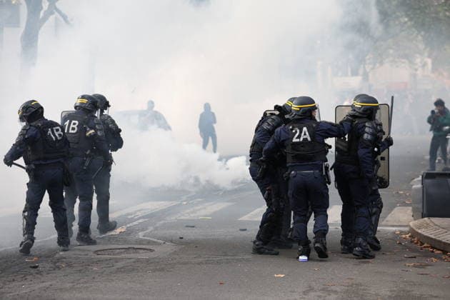 Students Protest Near Paul Eluard Secondary School - Saint Denis (CRS) Republican Security Corps and Student near Paul Eluard secondary school in Saint-Denis, North of Paris, on October 1, 2026 as they continue their protest to demand the hiring of substitute teachers, increased resources, and decent learning conditions. Photo by Raphael Lafargue ABACAPRESS.COM Saint-Denis Ile-de-France France  Copyright: xLafarguexRaphael ABACAx