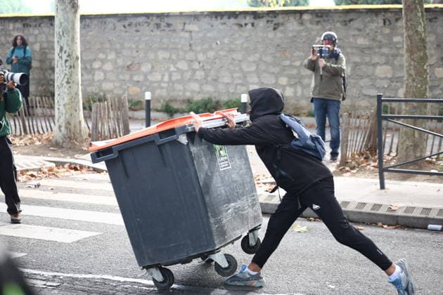 Students Protest Near Paul Eluard Secondary School - Saint Denis Student near Paul Eluard secondary school in Saint-Denis, North of Paris, on October 1, 2026 as they continue their protest to demand the hiring of substitute teachers, increased resources, and decent learning conditions. Photo by Raphael Lafargue ABACAPRESS.COM Saint-Denis Ile-de-France France  Copyright: xLafarguexRaphael ABACAx