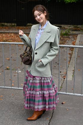 PFW Chloe Outside Arrivals JR Anna Tanaka arriving at the Chloe show during Paris Fashion Week, in Paris, France on 1 October 2026. Photo by Julien Reynaud APS-Medias ABACAPRESS.COM Paris France  Copyright: xReynaudxJulien APS-Medias ABACAx