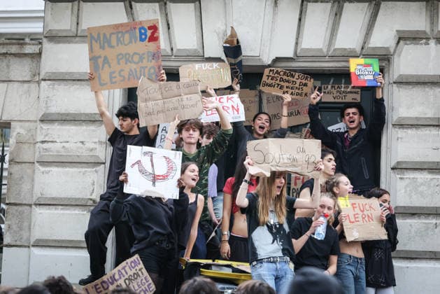 Paris, France le 01 octobre 2026 - Des lyceens du Lycee Victor Duruy bloquent l acces lors d un piquet de greve pendant la mobilisation des lyceens - High school students from the Victor Duruy Lycee block access during a strike picket during the mobilization of high school students  Copyright: xSebastienxTOUBONx