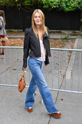 PFW Chloe Outside Arrivals JR Camille Rowe arriving at the Chloe show during Paris Fashion Week, in Paris, France on 1 October 2026. Photo by Julien Reynaud APS-Medias ABACAPRESS.COM Paris France  Copyright: xReynaudxJulien APS-Medias ABACAx