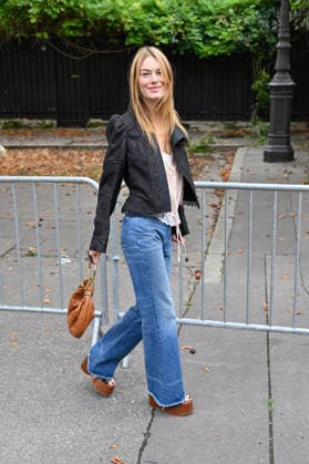 PFW Chloe Outside Arrivals JR Camille Rowe arriving at the Chloe show during Paris Fashion Week, in Paris, France on 1 October 2026. Photo by Julien Reynaud APS-Medias ABACAPRESS.COM Paris France  Copyright: xReynaudxJulien APS-Medias ABACAx