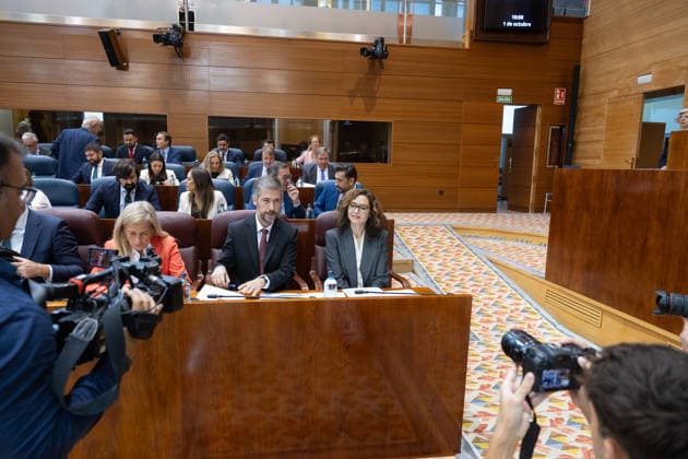 Housing Dominates This Thursday’s Plenary Session in the Assembly, Marked by Maricarmen, the protest camp, and the royal decrees. Rocío Albert, Regional Minister of Economy, Finance, and Employment for the Community of Madrid (1st row, 3rd from right), and Miguel Ángel García Martín, Regional Minister of the Presidency, Justice, and Local Administration for the Community of Madrid (1st row, 2nd from right), and the President of the Community of Madrid, Isabel Díaz Ayuso (1st row, right), during a plenary session of the Madrid Assembly on October 1, 2026, in Madrid, Spain. Housing dominates this Thursday’s plenary session, October 1, in the Madrid Assembly—a session marked by the eviction last week of 87-year-old Maricarmen, which has led t Copyright: xJesusxHellinx 7811960