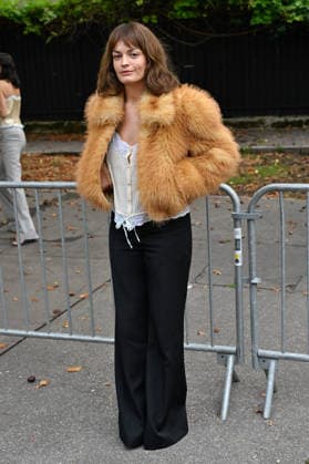 PFW Chloe Outside Arrivals JR Emma Mackey arriving at the Chloe show during Paris Fashion Week, in Paris, France on 1 October 2026. Photo by Julien Reynaud APS-Medias ABACAPRESS.COM Paris France  Copyright: xReynaudxJulien APS-Medias ABACAx