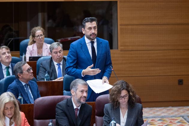 Housing Dominates This Thursday’s Plenary Session at the Assembly, Marked by Maricarmen, the Protest Camp, and the Royal Decrees Miguel Ángel García Martín, Regional Minister of the Presidency, Justice, and Local Administration of the Community of Madrid (1st row, 2nd from right), and the President of the Community of Madrid, Isabel Díaz Ayuso (1st row, right), and the PP spokesperson in the Madrid Assembly, Carlos Díaz Pache (center), during a plenary session of the Madrid Assembly on October 1, 2026, in Madrid, Spain. Housing dominates this Thursday’s plenary session, October 1, in the Madrid Assembly—a session marked by the eviction last week of 87-year-old Maricarmen, which has led to social unrest, including a protest camp at Puerta d Copyright: xJesusxHellinx 7811997