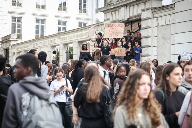 Paris, France le 01 octobre 2026 - Des lyceens du Lycee Victor Duruy bloquent l acces lors d un piquet de greve pendant la mobilisation des lyceens - High school students from the Victor Duruy Lycee block access during a strike picket during the mobilization of high school students  Copyright: xSebastienxTOUBONx