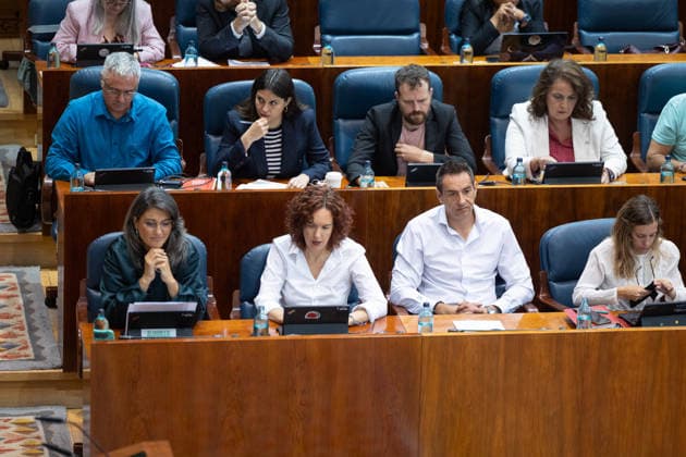 Housing Dominates This Thursday’s Plenary Session in the Assembly, Marked by Maricarmen, the Protest Camp, and the Royal Decrees. The spokesperson for Más Madrid in the Madrid Assembly, Manuela Bergerot (front row), i, during a plenary session at the Madrid Assembly on October 1, 2026, in Madrid, Spain. The housing crisis dominates this Thursday’s plenary session, October 1, in the Madrid Regional Assembly, a session dominated by the eviction of 87-year-old Maricarmen last week, which has sparked social unrest, including a protest camp at Puerta del Sol, leading to a new clash between the Government Delegation, City Hall, and the Regional Government, in addition to the push for two royal decrees, the ratification of which Congress will vot Copyright: xJesusxHellinx 7812021