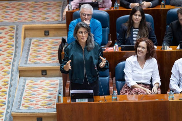 Housing Dominates This Thursday’s Plenary Session in the Assembly, Marked by Maricarmen, the Protest Camp, and the Royal Decrees. The spokesperson for Más Madrid in the Madrid Assembly, Manuela Bergerot (front row), i, during a plenary session at the Madrid Assembly on October 1, 2026, in Madrid, Spain. The housing crisis dominates this Thursday’s plenary session, October 1, in the Madrid Regional Assembly, a session dominated by the eviction of 87-year-old Maricarmen last week, which has sparked social unrest, including a protest camp at Puerta del Sol, leading to a new clash between the Government Delegation, City Hall, and the Regional Government, in addition to the push for two royal decrees, the ratification of which Congress will vot Copyright: xJesusxHellinx 7812022