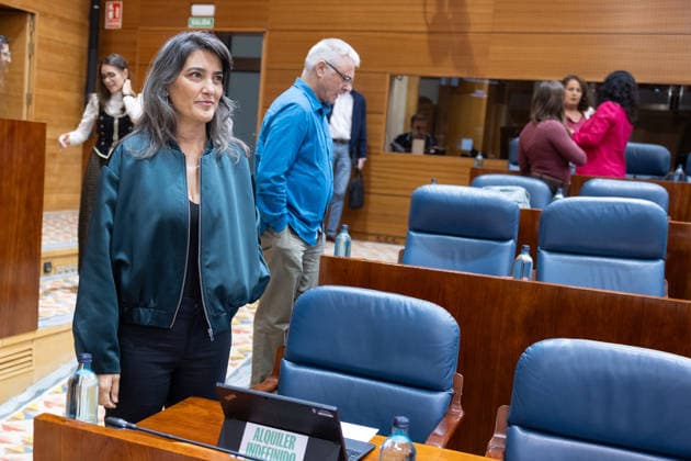Housing Dominates This Thursday’s Plenary Session in the Assembly, Marked by Maricarmen, the Protest Camp, and the Royal Decrees. The spokesperson for Más Madrid in the Madrid Assembly, Manuela Bergerot (front row), i, during a plenary session at the Madrid Assembly on October 1, 2026, in Madrid, Spain. The housing crisis dominates this Thursday’s plenary session, October 1, in the Madrid Regional Assembly, a session dominated by the eviction of 87-year-old Maricarmen last week, which has sparked social unrest, including a protest camp at Puerta del Sol, leading to a new clash between the Government Delegation, City Hall, and the Regional Government, in addition to the push for two royal decrees, the ratification of which Congress will vot Copyright: xJesusxHellinx 7812023
