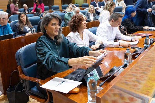 Housing Dominates This Thursday’s Plenary Session in the Assembly, Marked by Maricarmen, the Protest Camp, and the Royal Decrees. The spokesperson for Más Madrid in the Madrid Assembly, Manuela Bergerot (front row), i, during a plenary session at the Madrid Assembly on October 1, 2026, in Madrid, Spain. The housing crisis dominates this Thursday’s plenary session, October 1, in the Madrid Regional Assembly, a session dominated by the eviction of 87-year-old Maricarmen last week, which has sparked social unrest, including a protest camp at Puerta del Sol, leading to a new clash between the Government Delegation, City Hall, and the Regional Government, in addition to the push for two royal decrees, the ratification of which Congress will vot Copyright: xJesusxHellinx 7812024