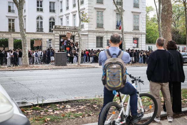 Paris, France le 01 octobre 2026 - Des lyceens du Lycee Victor Duruy bloquent l acces lors d un piquet de greve pendant la mobilisation des lyceens - High school students from the Victor Duruy Lycee block access during a strike picket during the mobilization of high school students  Copyright: xSebastienxTOUBONx