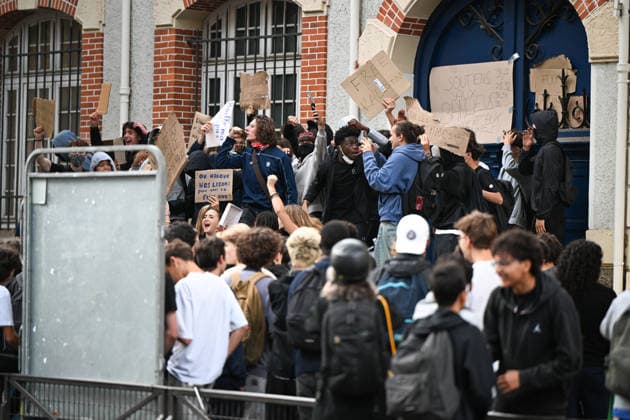 Paris: High School Students Mobilize at Several Schools Students gather during a blockade at the Lycée Carnot high school in Paris, France, on October 1, 2026. Protests and student-led entrance blockades have intensified across the Île-de-France region and other urban centers in recent days, as high school students demonstrate against poor learning conditions. 460093 2026 10 01 Paris France (no people shown)  Copyright: xL.Urmanx xStarfacex STAR_460093_015