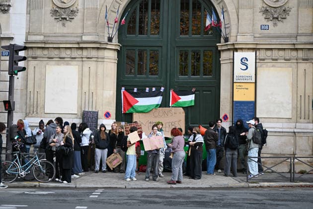 Paris: High School Students Mobilize at Several Schools Students gather during a blockade at the Malesherbes Campus of Sorbonne University in Paris, France, on October 1, 2026. Protests and student-led entrance blockades have intensified across the Île-de-France region and other major urban centers in recent days, as high school students demonstrate against poor learning conditions. 460093 2026 10 01 Paris France (no people shown)  Copyright: xL.Urmanx xStarfacex STAR_460093_016