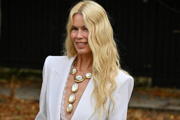 PFW Chloe Outside Arrivals JR Claudia Schiffer arriving at the Chloe show during Paris Fashion Week, in Paris, France on 1 October 2026. Photo by Julien Reynaud APS-Medias ABACAPRESS.COM Paris France  Copyright: xReynaudxJulien APS-Medias ABACAx