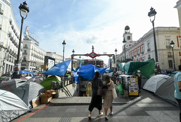 The Bear and the Strawberry Tree monument at Puerta del Sol is fenced off at daybreak to prevent vandalism. Several people at the housing protest camp at Puerta del Sol on October 1, 2026, in Madrid, Spain. The Bear and the Strawberry Tree monument was found fenced off this morning, as announced by the mayor of Madrid to prevent vandalism of the monument, located in the heart of the housing protest encampment. OCTOBER 1, 2026 Madrid, Madrid, Spain  Copyright: xGustavoxValientex 7812311