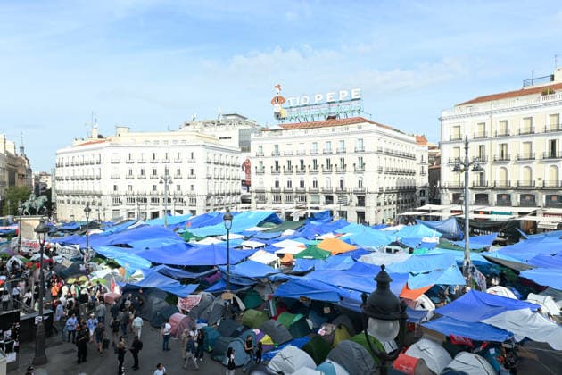 The Bear and the Strawberry Tree monument at Puerta del Sol is fenced off at daybreak to prevent vandalism. Tents set up during the housing protest camp at Puerta del Sol on October 1, 2026, in Madrid, Spain. The Bear and the Strawberry Tree monument was found fenced off this morning, as announced by the mayor of Madrid to prevent vandalism of the monument, in the heart of the housing protest encampment. October 1, 2026, Madrid, Madrid, Spain  Copyright: xGustavoxValientex 7812321