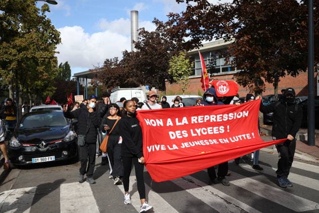 Students Prostest - Saint-Denis (CRS) Republican Security Corps and Student in front of Suger secondary school in Saint-Denis, North of Paris, on October 1, 2026 as they continue their protest to demand the hiring of substitute teachers, increased resources, and decent learning conditions. Photo by Raphael Lafargue ABACAPRESS.COM Saint-Denis Ile-de-France France  Copyright: xLafarguexRaphael ABACAx