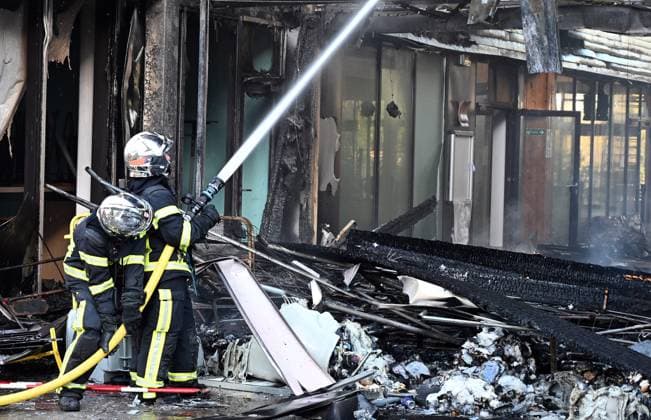 In Nantes, a high school goes up in flames amid student protests PHOTOPQR OUEST FRANCE Jerome Fouquet Nantes Oct. 1, 2026 Loire-Atlantique High school protests continue this morning in Nantes The entrance hall of Nelson Mandela High School was destroyed by flames Photo Jérôme Fouquet Ouest France France, Nantes Oct. 1, 2026 High school set ablaze in Nantes amid nationwide student protests As protests gradually spread to university campuses across France, firefighters were called to tackle a fire at a high school in central Nantes, France  Copyright: xPHOTOPQR OUESTxFRANCE MAXPPPxJeromexFouquetx 20261001OFR7416 20261001OFR7416