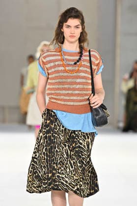 Dries Van Noten Women s Ready-to-Wear Spring Summer 2027 Collection Fashion Show during Paris Fashion Week, September 30, 2026 Dries Van Noten Women’s Ready-to-Wear Spring Summer 2027 Collection Fashion Show, during Paris Fashion Week, September 30, 2026, Paris, France  Copyright: xAgencex xBestimagexAgencex xBestimagex