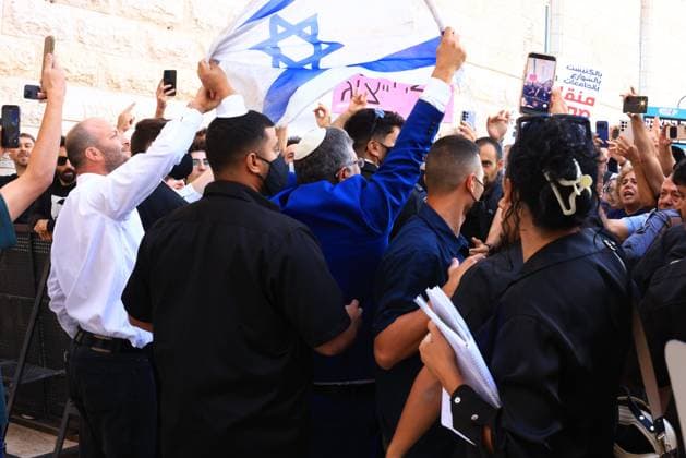 Protesters rally against Arab election disqualifications JERUSALEM, ISRAEL, OCTOBER 1, 2026: Activists protest outside the Israeli Supreme Court against the disqualification of Arab political parties and candidates from the upcoming parliamentary elections. The court began hearings on appeals against decisions by the Central Elections Committee to disqualify the Ra am and Joint List parties, as well as candidates Ofer Cassif and Sami Abu Shehadeh. National Security Minister Itamar Ben-Gvir, whose party sought the disqualification of Abu Shehadeh, also arrived at the court as supporters and opponents gathered outside. Jerusalem Israel Copyright: x xJacobxMiddleburghx xJNAxPressx