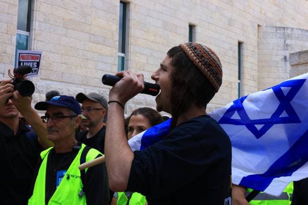 Protesters rally against Arab election disqualifications JERUSALEM, ISRAEL, OCTOBER 1, 2026: Activists protest outside the Israeli Supreme Court against the disqualification of Arab political parties and candidates from the upcoming parliamentary elections. The court began hearings on appeals against decisions by the Central Elections Committee to disqualify the Ra am and Joint List parties, as well as candidates Ofer Cassif and Sami Abu Shehadeh. National Security Minister Itamar Ben-Gvir, whose party sought the disqualification of Abu Shehadeh, also arrived at the court as supporters and opponents gathered outside. Jerusalem Israel Copyright: x xJacobxMiddleburghx xJNAxPressx