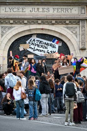 Paris: High School Students Mobilize at Several Schools Students gather during a blockade at the Lycée Jules Ferry in Paris, France, on October 1, 2026. Protests and student-led entrance blockades have intensified across the Île-de-France region and other urban centers in recent days, as high school students demonstrate against poor learning conditions. 460093 2026 10 01 Paris France  Copyright: xL.Urmanx xStarfacex STAR_460093_021