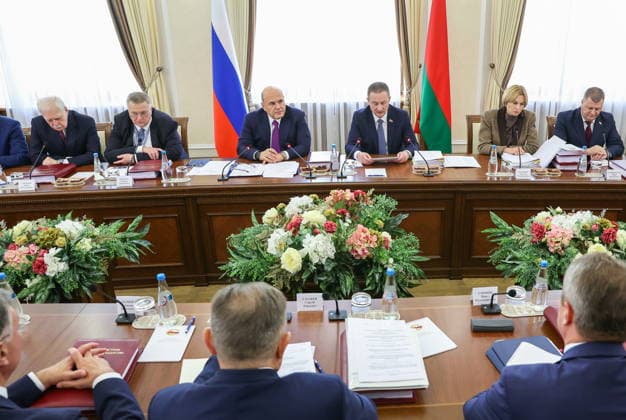 BELARUS, MINSK - OCTOBER 1, 2026: Russia s Prime Minister Mikhail Mishustin and his Belarusian counterpart Alexandr Turchin (L-R centre) attend a meeting of the Council of Ministers of the Union State of Russia and Belarus at the House of the Belarusian Government. Alexander Ryumin TASS  98617088