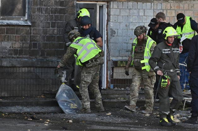 Aftermath Of A Russian Jet Drone Attack On A School In Kyiv Police officers remove the wreckage of a drone from a damaged school following a drone strike in Kyiv, Ukraine, on October 1, 2026, amid the Russian invasion of Ukraine. Kyiv Ukraine  Copyright: xOleksandrxGusevx originalFilename: gusev-aftermat261001_npI7x.jpg