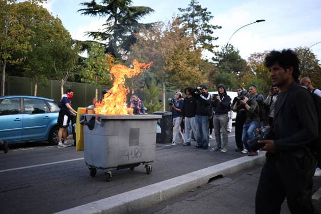 Students Prostest - Aubervilliers Fire involving trash bins and bicycles. Clash between (CRS) Republican Security Corps and Student in front of Le Corbusier secondary school in Aubervilliers, North of Paris, on October 1, 2026 as they continue their protest to demand the hiring of substitute teachers, increased resources, and decent learning conditions. Photo by Raphael Lafargue ABACAPRESS.COM Aubervilliers Ile-de-France France  Copyright: xLafarguexRaphael ABACAx