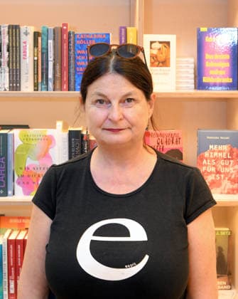 Minifestival AH0J (Literaturfestival) - Tschechien setzt über - der Kulturinitiative Literaturschiff, in der Buchhandlung Kurdirektion in Bad Ischl. Lesungen und Gespräche in Korrespondenz zum Gastauftritt Tschechiens auf der Frankfurter Buchmesse 2026. Es liest die tschechische Schriftstellerin und mehrfache Literaturpreisträgerin Radka Denemarkovich. Die Veranstaltung wrd moderiert von Julia Miesenböck, fotografiert am 30.09.26. Das Bild zeigt die Schriftstellerin Radka Denemarkovic 2026 - Minifestival AH0J (Literaturfestival) - Tschechien setzt über - der Kulturinitiative Literaturschiff, in der Buchhandlung Kurdirektion in Bad Ischl. Lesungen und Gespräche in Korrespondenz zum Gastauftritt Tschechiens auf der Frankfurter Buchmesse