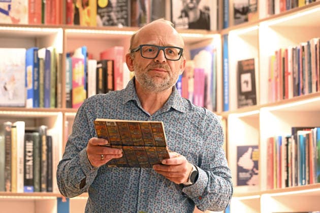 2 2Minifestival AH0J (Literaturfestival) - Tschechien setzt über - der Kulturinitiative Literaturschiff, in der Buchhandlung Kurdirektion in Bad Ischl. Lesungen und Gespräche in Korrespondenz zum Gastauftritt Tschechiens auf der Frankfurter Buchmesse 2026. Es liest die tschechische Schriftstellerin und mehrfache Literaturpreisträgerin Radka Denemarkovich. Die Veranstaltung wrd moderiert von Julia Miesenböck, fotografiert am 30.09.26. Das Bild zeigt den Veranstalter Christian Gsöllradl-Samhabber während seiner Begrüßungsrede 2 3 2 2026 - Minifestival AH0J (Literaturfestival) - Tschechien setzt über - der Kulturinitiative Literaturschiff, in der Buchhandlung Kurdirektion in Bad Ischl. Lesungen und Gespräche in Korrespondenz zum Ga