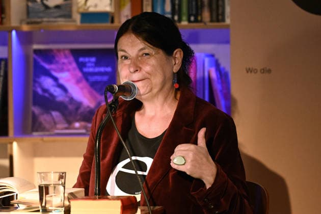 Minifestival AH0J (Literaturfestival) - Tschechien setzt über - der Kulturinitiative Literaturschiff, in der Buchhandlung Kurdirektion in Bad Ischl. Lesungen und Gespräche in Korrespondenz zum Gastauftritt Tschechiens auf der Frankfurter Buchmesse 2026. Es liest die tschechische Schriftstellerin und mehrfache Literaturpreisträgerin Radka Denemarkovich. Die Veranstaltung wird moderiert von Julia Miesenböck, fotografiert am 30.09.26. Das Bild zeigt die Schriftstellerin Radka Denemarkovic 2026 - Minifestival AH0J (Literaturfestival) - Tschechien setzt über - der Kulturinitiative Literaturschiff, in der Buchhandlung Kurdirektion in Bad Ischl. Lesungen und Gespräche in Korrespondenz zum Gastauftritt Tschechiens auf der Frankfurter Buchmess