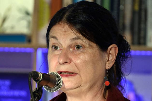 Minifestival AH0J (Literaturfestival) - Tschechien setzt über - der Kulturinitiative Literaturschiff, in der Buchhandlung Kurdirektion in Bad Ischl. Lesungen und Gespräche in Korrespondenz zum Gastauftritt Tschechiens auf der Frankfurter Buchmesse 2026. Es liest die tschechische Schriftstellerin und mehrfache Literaturpreisträgerin Radka Denemarkovich. Die Veranstaltung wird moderiert von Julia Miesenböck, fotografiert am 30.09.26. Das Bild zeigt die Schriftstellerin Radka Denemarkovic 2026 - Minifestival AH0J (Literaturfestival) - Tschechien setzt über - der Kulturinitiative Literaturschiff, in der Buchhandlung Kurdirektion in Bad Ischl. Lesungen und Gespräche in Korrespondenz zum Gastauftritt Tschechiens auf der Frankfurter Buchmess