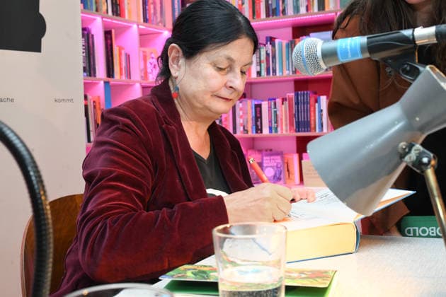Minifestival AH0J (Literaturfestival) - Tschechien setzt über - der Kulturinitiative Literaturschiff, in der Buchhandlung Kurdirektion in Bad Ischl. Lesungen und Gespräche in Korrespondenz zum Gastauftritt Tschechiens auf der Frankfurter Buchmesse 2026. Es liest die tschechische Schriftstellerin und mehrfache Literaturpreisträgerin Radka Denemarkovich. Die Veranstaltung wird moderiert von Julia Miesenböck, fotografiert am 30.09.26. Das Bild zeigt die Schriftstellerin Radka Denemarkovic während einer Signierstunde 2026 - Minifestival AH0J (Literaturfestival) - Tschechien setzt über - der Kulturinitiative Literaturschiff, in der Buchhandlung Kurdirektion in Bad Ischl. Lesungen und Gespräche in Korrespondenz zum Gastauftritt Tschechiens
