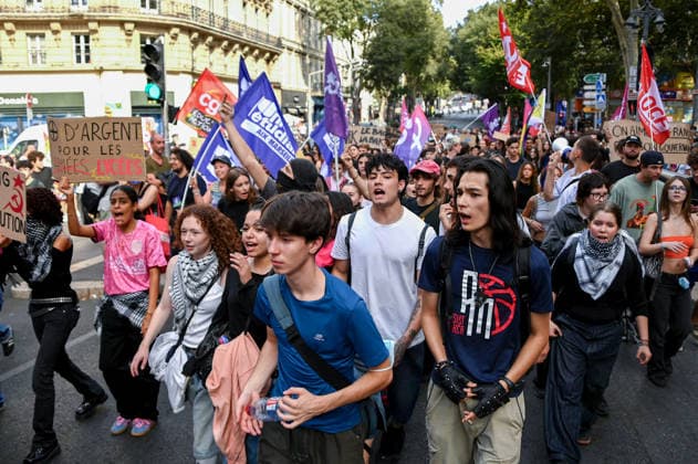 High school student protest in Marseille, France - 29 Sept 2026 Protesters holding flags and placards march through the streets of Marseille, chanting slogans during the demonstration. Several hundred high school students are marching through the streets of Marseille to protest against budget cuts affecting high schools and the entire national education system. Marseille France Copyright: xGerardxBottinox xSOPAxImagesx 2026_09_29_Students_Demo_BOT_4642_r
