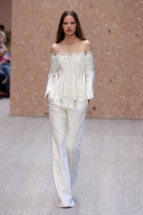 PFW - Chloe Runway A model walks the runway during the Chloe Ready to Wear Spring Summer 2027 fashion show as part of Paris Fashion Week on October 1, 2026 in Paris, France. Photo by Alain-Gil Gonzalez ABACAPRESS.COM Paris Ile-de-France France  Copyright: xGonzalezxAlain-Gil ABACAx