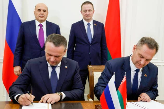 BELARUS, MINSK - OCTOBER 1, 2026: Russia s Transport Minister Andrei Nikitin and Belarus Transport and Communications Minister Alexei Lyakhnovich (L-R seated) are pictured during a signing ceremony after a meeting of the Council of Ministers of the Union State of Russia and Belarus at the House of the Belarusian Government Minsk Belarus  - ZUMAt113 20261001_zaa_t113_161 Copyright: xDmitryxAstakhovx