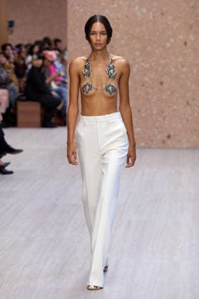 PFW - Chloe Runway Binx Walton walks the runway during the Chloe Ready to Wear Spring Summer 2027 fashion show as part of Paris Fashion Week on October 1, 2026 in Paris, France. Photo by Alain-Gil Gonzalez ABACAPRESS.COM Paris Ile-de-France France  Copyright: xGonzalezxAlain-Gil ABACAx