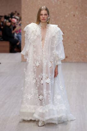 PFW - Chloe Runway A model walks the runway during the Chloe Ready to Wear Spring Summer 2027 fashion show as part of Paris Fashion Week on October 1, 2026 in Paris, France. Photo by Alain-Gil Gonzalez ABACAPRESS.COM Paris Ile-de-France France  Copyright: xGonzalezxAlain-Gil ABACAx