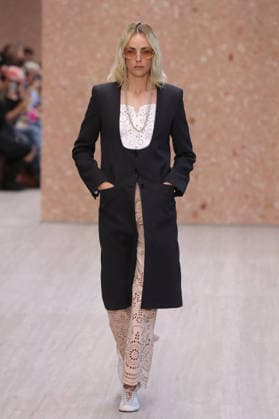 PFW - Chloe Runway Edie Campbell walks the runway during the Chloe Ready to Wear Spring Summer 2027 fashion show as part of Paris Fashion Week on October 1, 2026 in Paris, France. Photo by Alain-Gil Gonzalez ABACAPRESS.COM Paris Ile-de-France France  Copyright: xGonzalezxAlain-Gil ABACAx