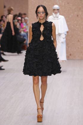 PFW - Chloe Runway A model walks the runway during the Chloe Ready to Wear Spring Summer 2027 fashion show as part of Paris Fashion Week on October 1, 2026 in Paris, France. Photo by Alain-Gil Gonzalez ABACAPRESS.COM Paris Ile-de-France France  Copyright: xGonzalezxAlain-Gil ABACAx