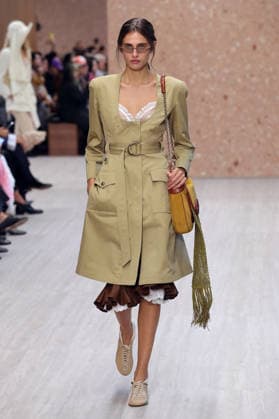 PFW - Chloe Runway A model walks the runway during the Chloe Ready to Wear Spring Summer 2027 fashion show as part of Paris Fashion Week on October 1, 2026 in Paris, France. Photo by Alain-Gil Gonzalez ABACAPRESS.COM Paris Ile-de-France France  Copyright: xGonzalezxAlain-Gil ABACAx