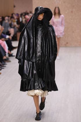 PFW - Chloe Runway A model walks the runway during the Chloe Ready to Wear Spring Summer 2027 fashion show as part of Paris Fashion Week on October 1, 2026 in Paris, France. Photo by Alain-Gil Gonzalez ABACAPRESS.COM Paris Ile-de-France France  Copyright: xGonzalezxAlain-Gil ABACAx