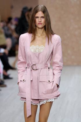 PFW - Chloe Runway A model walks the runway during the Chloe Ready to Wear Spring Summer 2027 fashion show as part of Paris Fashion Week on October 1, 2026 in Paris, France. Photo by Alain-Gil Gonzalez ABACAPRESS.COM Paris Ile-de-France France  Copyright: xGonzalezxAlain-Gil ABACAx