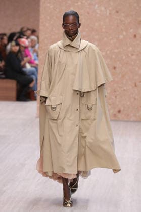 PFW - Chloe Runway A model walks the runway during the Chloe Ready to Wear Spring Summer 2027 fashion show as part of Paris Fashion Week on October 1, 2026 in Paris, France. Photo by Alain-Gil Gonzalez ABACAPRESS.COM Paris Ile-de-France France  Copyright: xGonzalezxAlain-Gil ABACAx