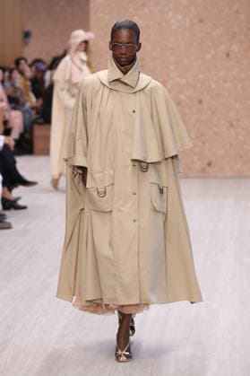 PFW - Chloe Runway A model walks the runway during the Chloe Ready to Wear Spring Summer 2027 fashion show as part of Paris Fashion Week on October 1, 2026 in Paris, France. Photo by Alain-Gil Gonzalez ABACAPRESS.COM Paris Ile-de-France France  Copyright: xGonzalezxAlain-Gil ABACAx