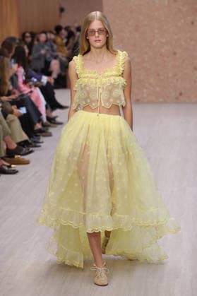 PFW - Chloe Runway A model walks the runway during the Chloe Ready to Wear Spring Summer 2027 fashion show as part of Paris Fashion Week on October 1, 2026 in Paris, France. Photo by Alain-Gil Gonzalez ABACAPRESS.COM Paris Ile-de-France France  Copyright: xGonzalezxAlain-Gil ABACAx