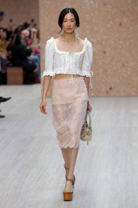 PFW - Chloe Runway A model walks the runway during the Chloe Ready to Wear Spring Summer 2027 fashion show as part of Paris Fashion Week on October 1, 2026 in Paris, France. Photo by Alain-Gil Gonzalez ABACAPRESS.COM Paris Ile-de-France France  Copyright: xGonzalezxAlain-Gil ABACAx