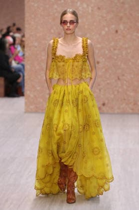 PFW - Chloe Runway A model walks the runway during the Chloe Ready to Wear Spring Summer 2027 fashion show as part of Paris Fashion Week on October 1, 2026 in Paris, France. Photo by Alain-Gil Gonzalez ABACAPRESS.COM Paris Ile-de-France France  Copyright: xGonzalezxAlain-Gil ABACAx