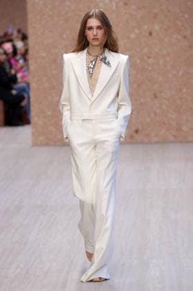 PFW - Chloe Runway A model walks the runway during the Chloe Ready to Wear Spring Summer 2027 fashion show as part of Paris Fashion Week on October 1, 2026 in Paris, France. Photo by Alain-Gil Gonzalez ABACAPRESS.COM Paris Ile-de-France France  Copyright: xGonzalezxAlain-Gil ABACAx
